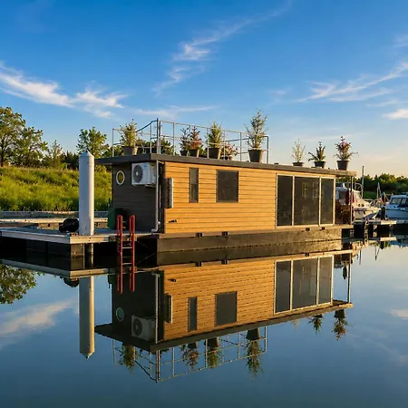 Romantique Sur L'eau - Sauna, Rooftop, Bain بوتيل *
