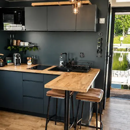 Romantique Sur L'eau - Sauna, Rooftop, Bain Botel Talange