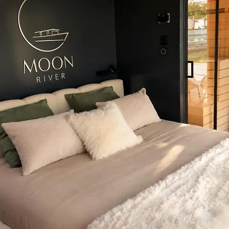 Romantique Sur L'eau - Sauna, Rooftop, Bain Botel