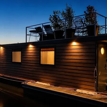 Romantique Sur L'eau - Sauna, Rooftop, Bain بوتيل *