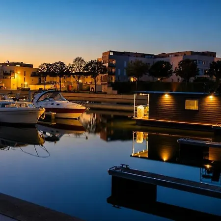 Botel Romantique Sur L'eau - Sauna, Rooftop, Bain