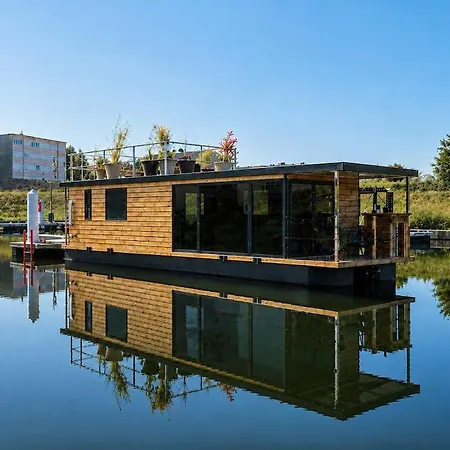 Romantique Sur L'eau - Sauna, Rooftop, Bain بوتيل